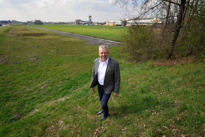 John Mooij bij gebied bebouwing Voortuin op het stuk grond tussen de sloot en Jumbo