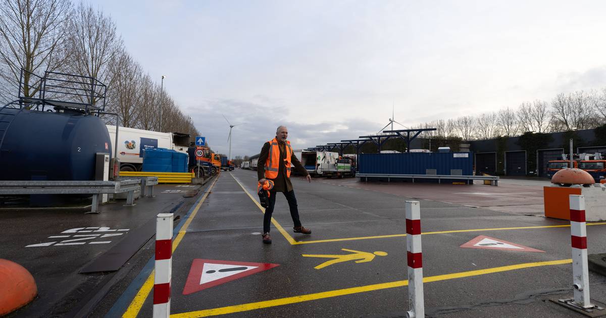 Chauffeur gewond bij ongeluk met vorkheftrucks op geplaagd milieustation in Den Bosch.