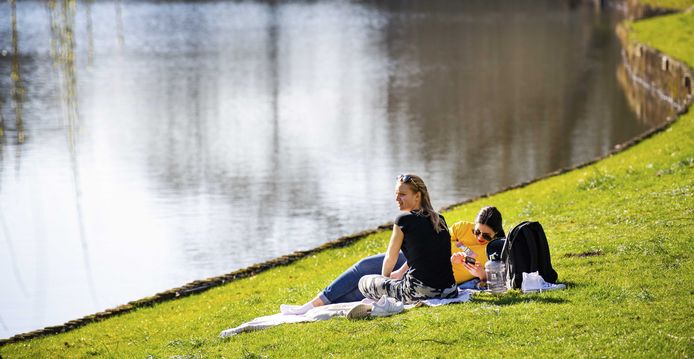 Beeld ter illustratie. Mensen genieten van de zon.