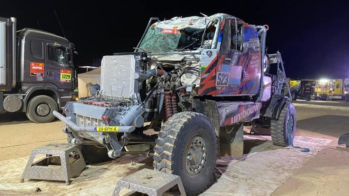 De schade aan de truck van Maurik van den Heuvel was enorm. Team DakarSpeed kreeg geen toestemming van autosportbond FIA om de Dakar Rally te vervolgen.