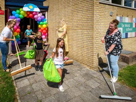 De laatste dag van De Woldschool in Steenwijkerwold betekent afscheid van de boom, het klaslokaal en de pantoffels