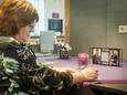 Waarnemend burgemeester Rianne Donders van Maashorst tekent als eerste het condoleanceregister voor Paul Rüpp. Tot en met vrijdag kunnen inwoners in het gemeentehuis van Uden hun medeleven betuigen. De vlag voor het gemeentehuis hangt halfstok.