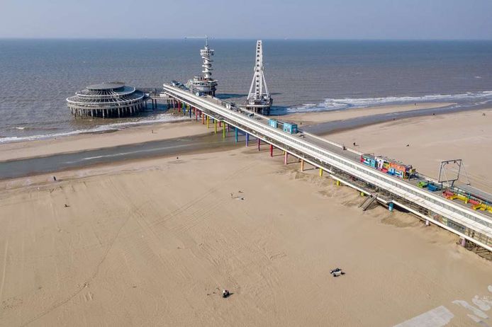 Een leeg strand bij Scheveningen.