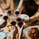 Oei! Zoveel calorieën zitten er in een glas rode wijn