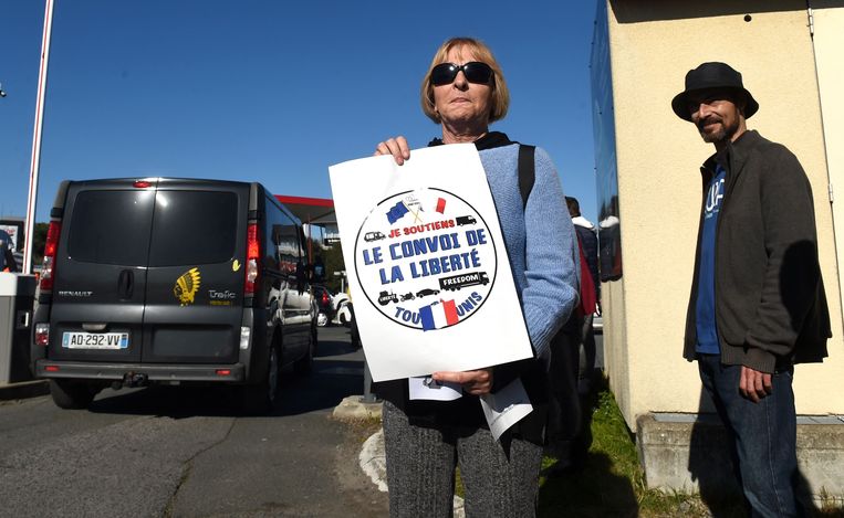 Het vertrek van een konvooi in de Franse stad Bayonne. Beeld AFP