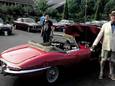 Almeloër Karel Jansen met zijn Jaguar E-type, die recent werd gestolen.