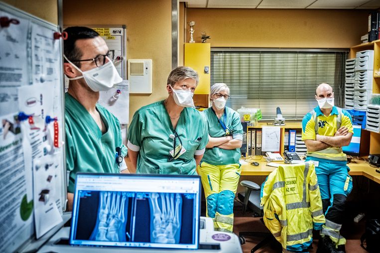 Het team spoedgevallen van AZ West moest maandagochtend alle zeilen bijzetten. Beeld Tim Dirven