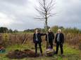 Met de hulp van het Zeelse Greentraders plant Siegfried (midden) een vriendschapsboom in zijn bos aan de Meerskant.