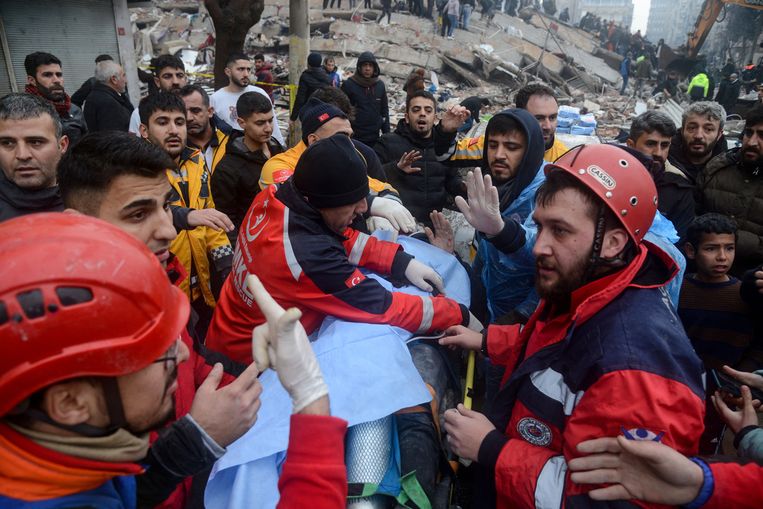 Reddingswerkers in Diyarbakir. Beeld AFP