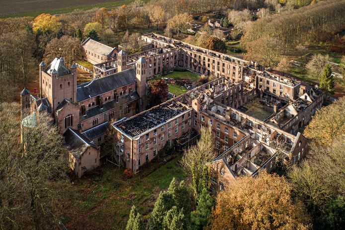 De gebouwen op Landgoed Haarendael na de brand van 2019. De kapel liep lang niet zoveel schade op als het hoofdgebouw.