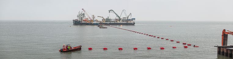 Vanuit de Waddenzee wordt het laatste stuk van de Cobra kabel van Denemarken naar Nederland doorgetrokken door de dijk naar een schakelstation in de Eemshaven. Beeld Harry Cock