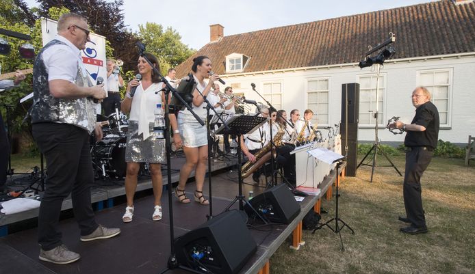De Big Fun Showband kreeg de  handen op elkaar in de Palthe-tuin.