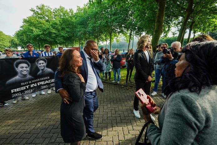 De ouders van Noah en Isay lopen voorop in de rouwstoet.