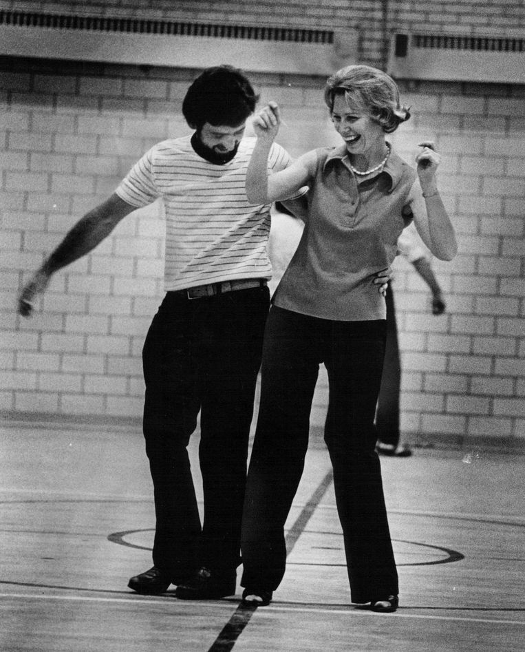 Klaar voor een revival: de Bump uit de jaren 70. Man en vrouw laten de heupen op ritmische wijze tegen elkaar aan botsen.  Beeld Denver Post via Getty Images