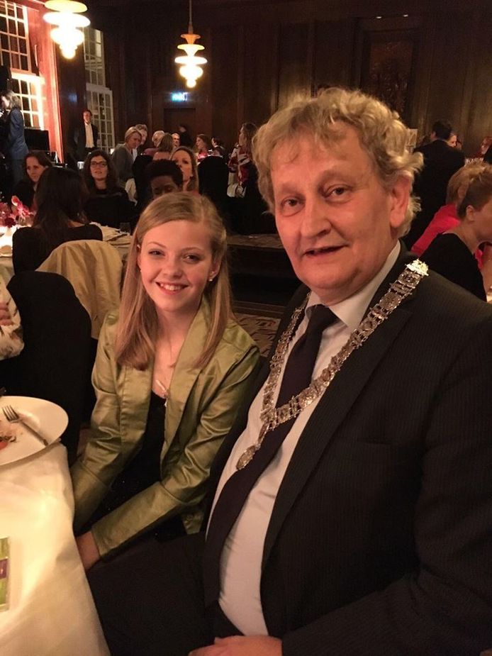 Julie met Eberhard van der Laan tijdens het Youth Gala in hotel The Grand