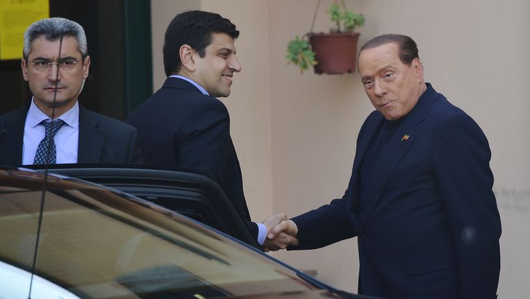 Oud-premier Berlusconi komt in september 2014 aan bij het verpleeghuis. Beeld AFP