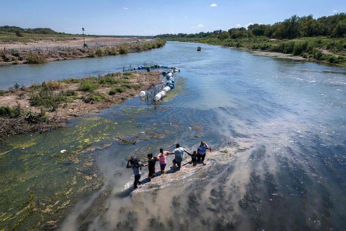 Migranten steken de Rio Grande over vanuit Mexico in de VS. Beeld van 28 september.