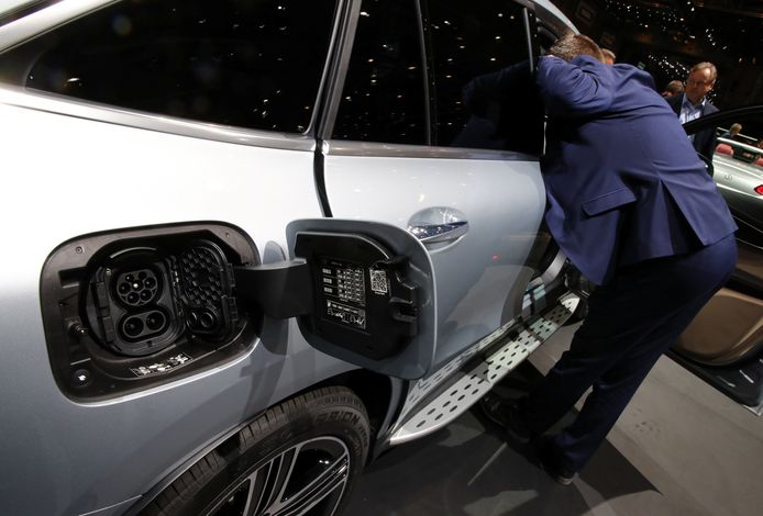 Een elektrisch aangedreven Mercedes op het autosalon van Genève.