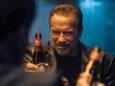 Arnold Schwarzenegger drinkt een Bolleke De Koninck in Netflix-serie ‘Fubar’.