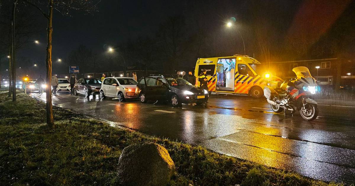 Kettingbotsing op Gronausestraat in Enschede: vier autos knallen tegen elkaar.