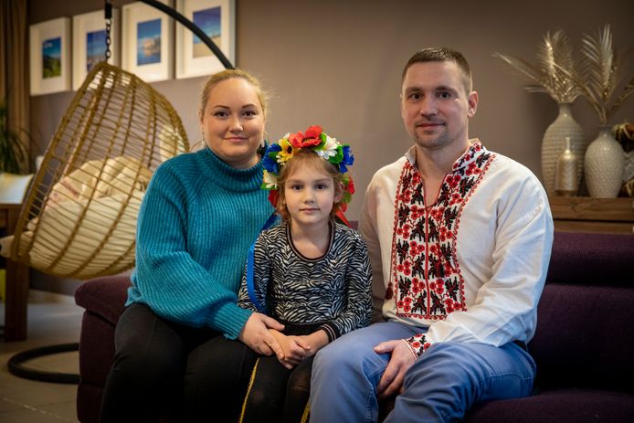 Grygoriy, Tanya en dochter Sofiya Rybalchenko (5) thuis in hun woonkamer.