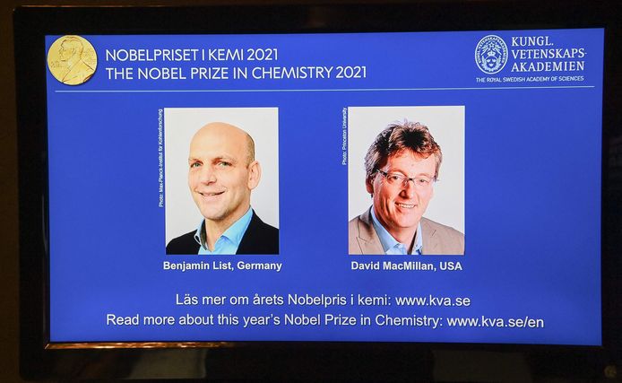 De Nobelprijs voor Chemie is dit jaar toegekend aan twee wetenschappers, de Duitse Benjamin List en de Amerikaanse David MacMillan. Zij ontdekten een nieuwe derde manier om moleculen op te bouwen.