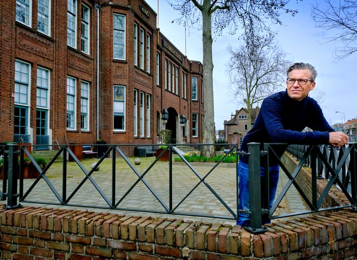 Marcel Dielessen kocht een loftwoning in de voormalige lts aan de Reeweg Oost in Dordrecht.