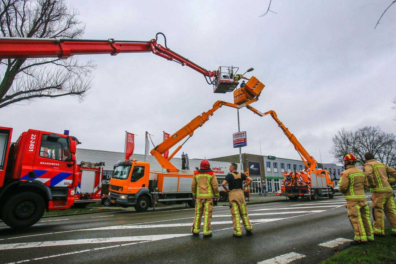 Man Uit Gekantelde Hoogwerker Gehaald Door Brandweer In Eindhoven 