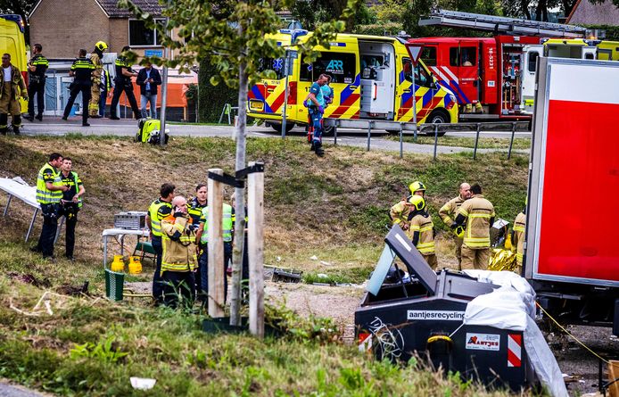 Hulpverlening op de plek van het ongeluk in het Zuid-Hollandse Nieuw-Beijerland. (27/08/22)