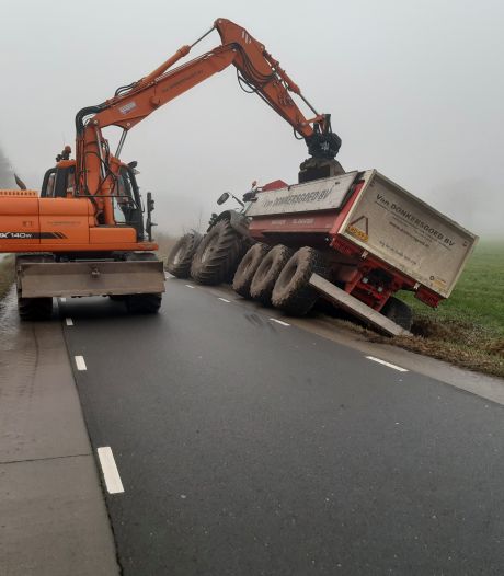 Tractor met aanhangwagen belandt in sloot Voorthuizen