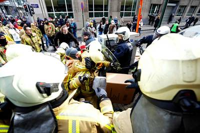 Directie Brusselse brandweer dreigt met sancties tegen relschoppende brandweerlui op betoging zorgpersoneel