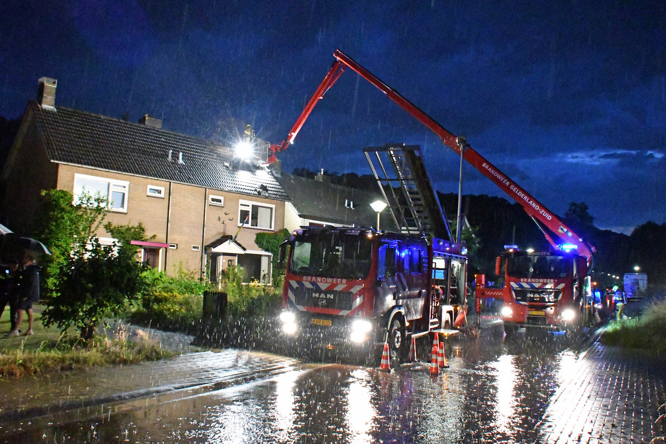 Bliksemschicht veroorzaakt brand in schoorsteen van