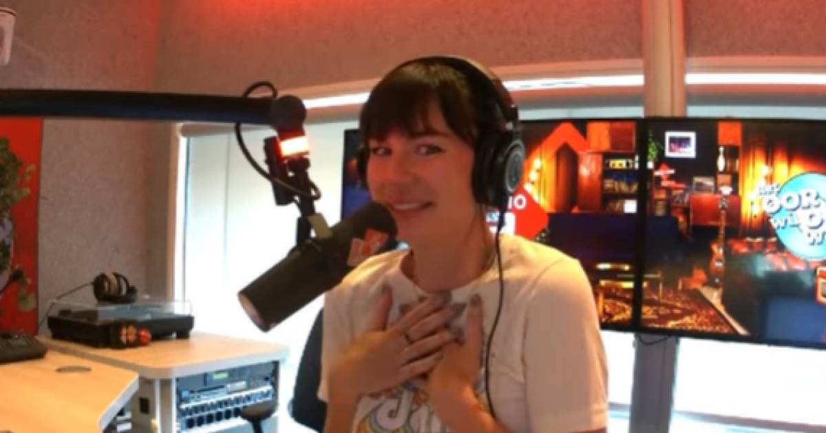 Emmely de Wilt live op Radio 2 verrast met vrijgezellenfeest ‘Ik weet even niet zo goed wat ik