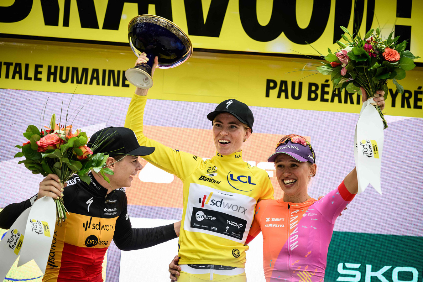 Demi Vollering houdt simpel stand en volgt Annemiek van Vleuten op als winnares Tour de France