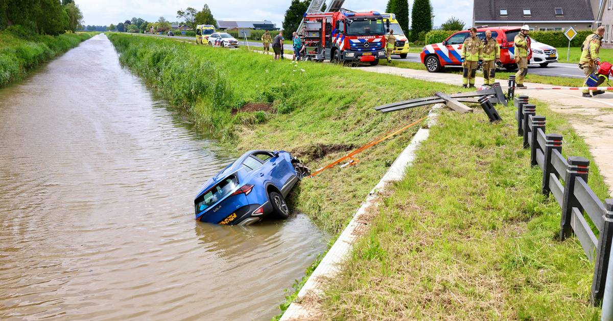 Auto met met meerdere kinderen belandt in water na botsing bij Kraggenburg