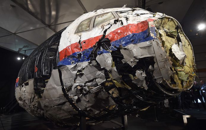 (FILES) In this file photo taken on October 13, 2015, the wrecked cockipt of the Malaysia Airlines flight  MH17 is presented to the press during a presentation of the final report on the cause of the its crash at the Gilze Rijen airbase. - A Dutch court gives its verdict on November 17, 2022 in the trial of four men over the downing of Malaysia Airlines flight MH17 above Ukraine in 2014, as tensions soar over Russia's invasion eight years later. All 298 passengers and crew were killed when the Boeing 777 flying from Amsterdam to Kuala Lumpur was hit over separatist-held eastern Ukraine by what investigators say was a missile supplied by Moscow. (Photo by EMMANUEL DUNAND / AFP)