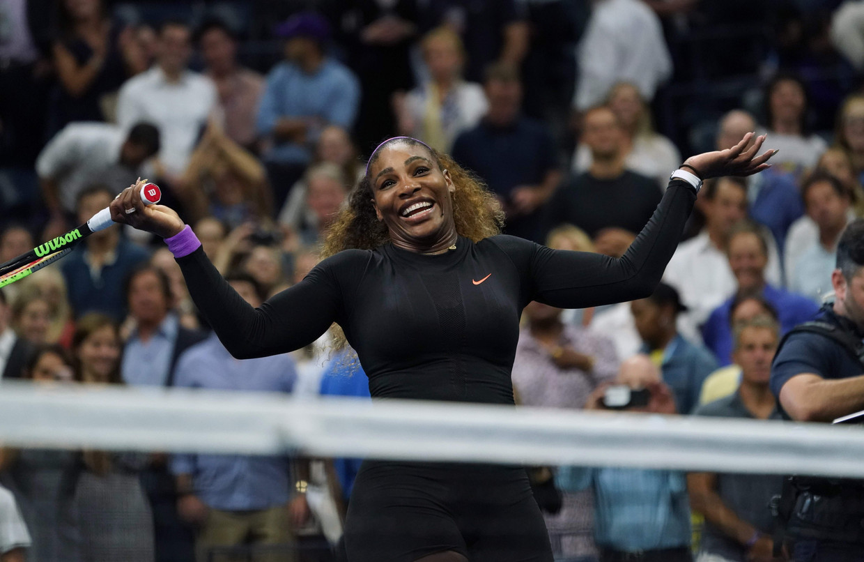 Serena Williams viert haar overwinning tegen Elina Svitolina in de halve finales. Beeld AFP