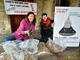 Yvonne Burger ( links ) Annette Cools raapten samen met tientallen anderen een kleine 50.000 peuken van de grond in de Goudse binnenstad.