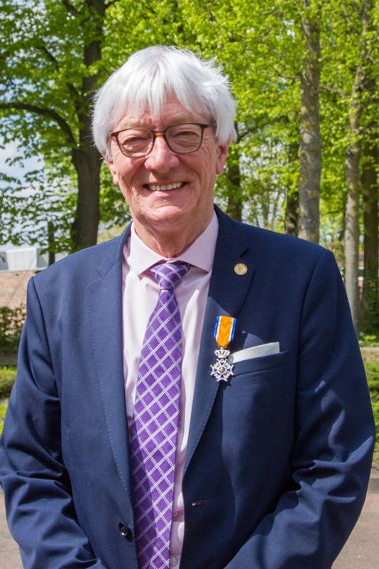 Ton Franken met zijn opgespelde lintje.