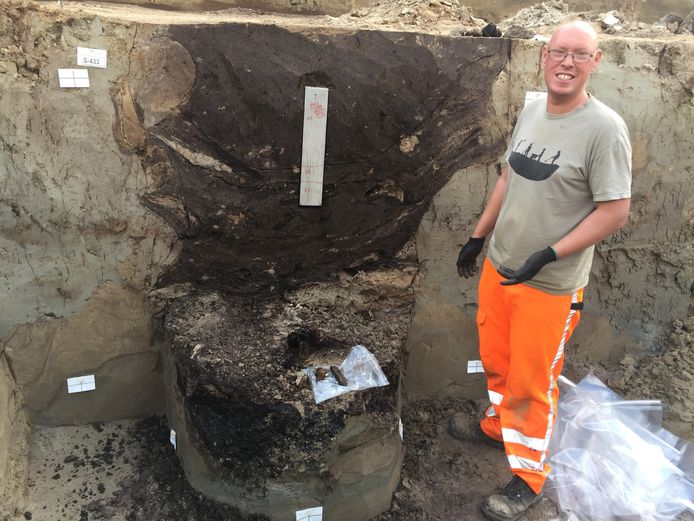 Projectleider Rik Vaessen bij de 4000 jaar oude waterput, gevonden bij opgravingen in Berkel-Enschot