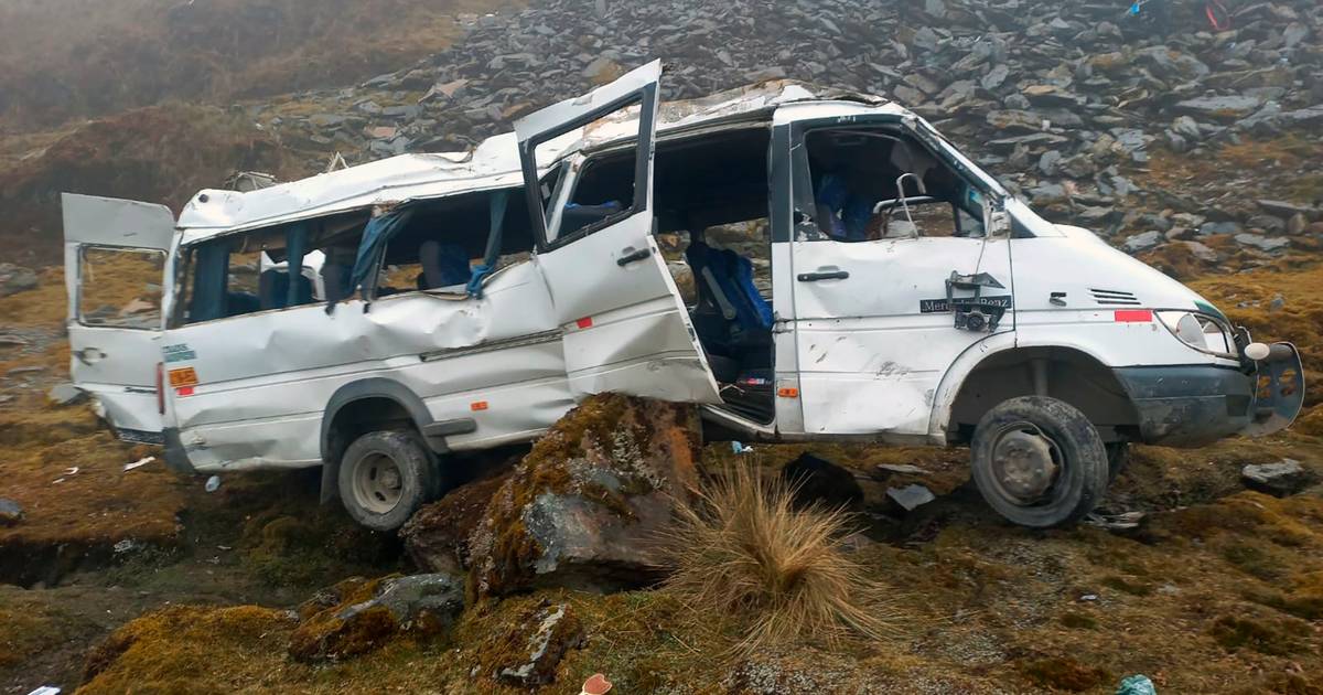 Minibus met toeristen stort honderd meter naar beneden, Nederlanders ongedeerd na ravijncrash - BD.n