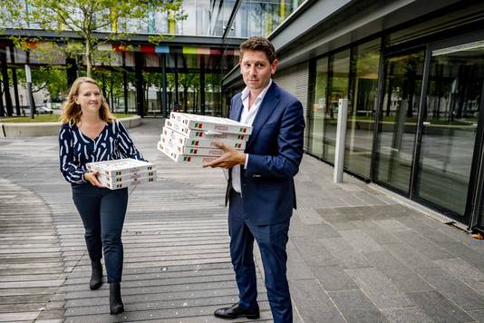Jan Paternotte (D66) arrive avec des pizzas au Ministère des Finances pour la consultation.