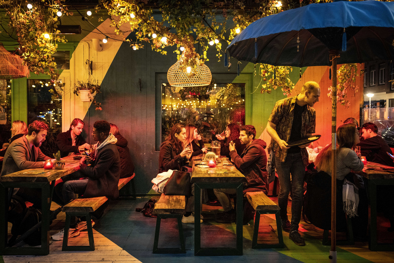 Het aantal lastminutereserveringen bij restaurants stroomt binnen in aanloop naar de verwachte nieuwe coronamaatregelen, melden online reserveringssystemen.