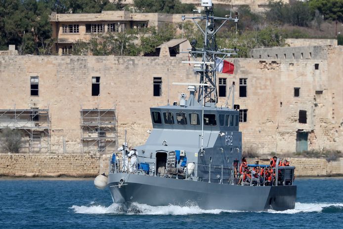 De Maltese kustwacht met de overgedragen migranten van de Aquarius.
