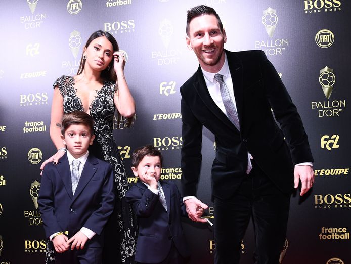 Messi met zijn vrouw Antonella en zoontjes Thiago (l) en Mateo.