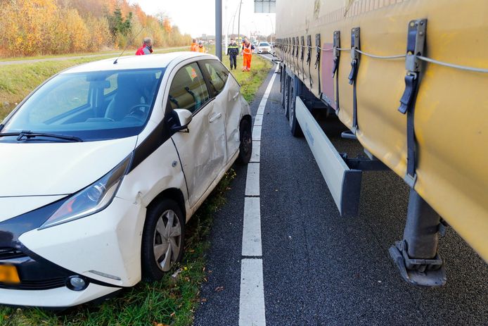 Vrachtwagen sleurt vastzittende auto honderden meters mee op N2 bij Eindhoven Airport