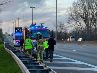 Wagen met pech braakt zwarte rook uit op E40