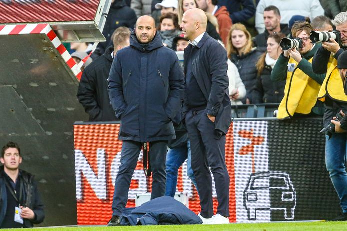 AZ-trainer Pascal Jansen (l) met Feyenoord-collega Arne Slot in de Kuip.