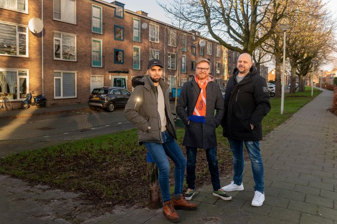 Vlnr: RBC-aanvoerder Karim Didi, RBC-fan en documentairemaker Floyd Aanen en RBC-’hooligan’ François Vanvelthoven in de Telefoonstraat.