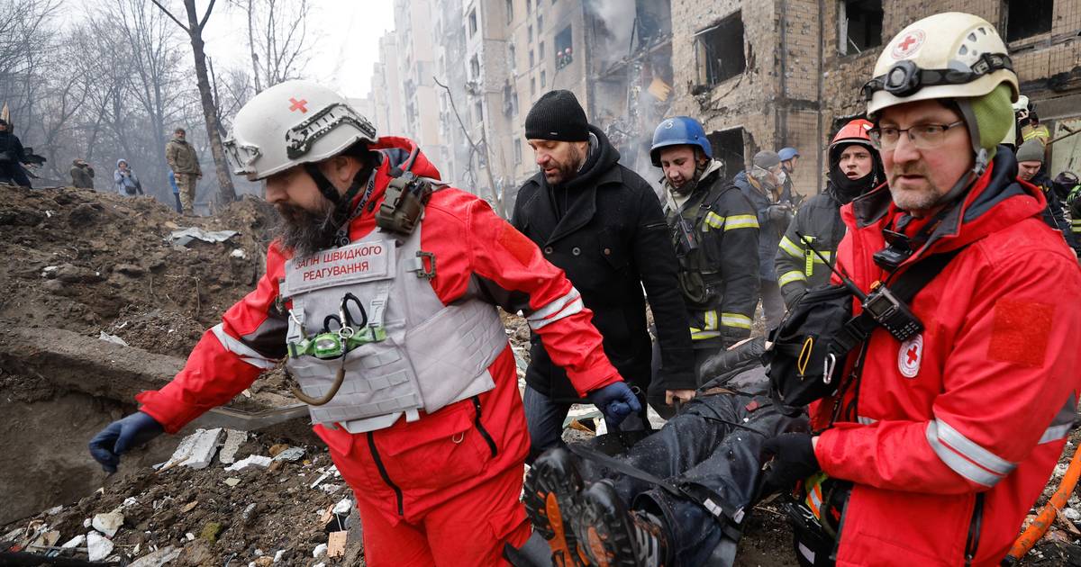 Il bombardamento più mortale avvenuto a Kiev in due anni di guerra provoca 32 morti  al di fuori